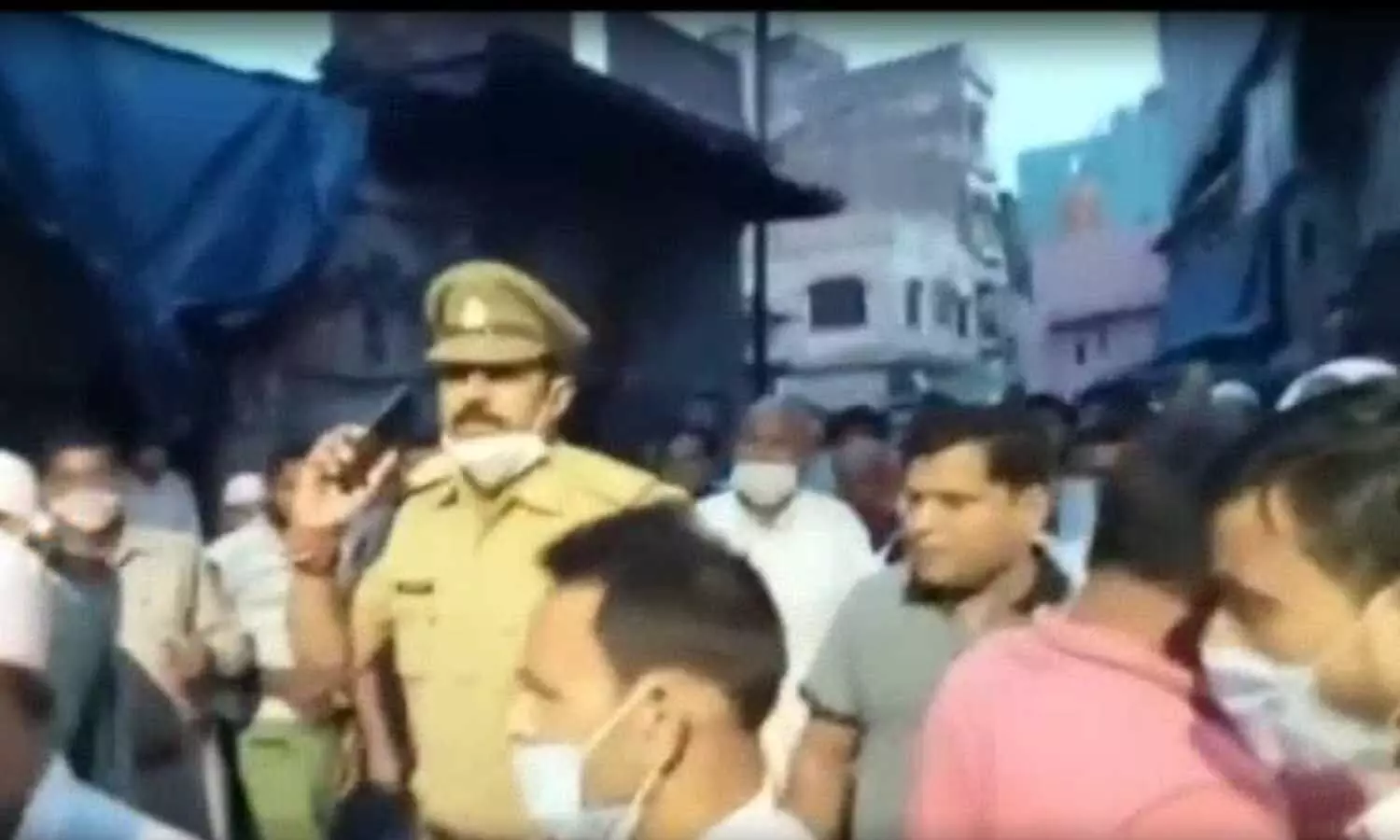 Moradabad News: वीकेंड लॉकडाउन का पालन कराने पहुंची पुलिस का लोगों ने किया घेराव, वीडियो वायरल