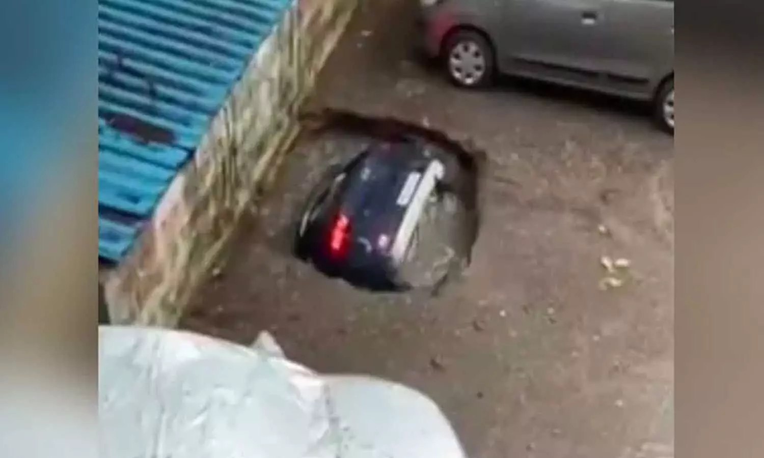 Mumbai Viral Video: देखते देखते गायब हो गई पूरी कार, वीडियो देख हर कोई हैरान