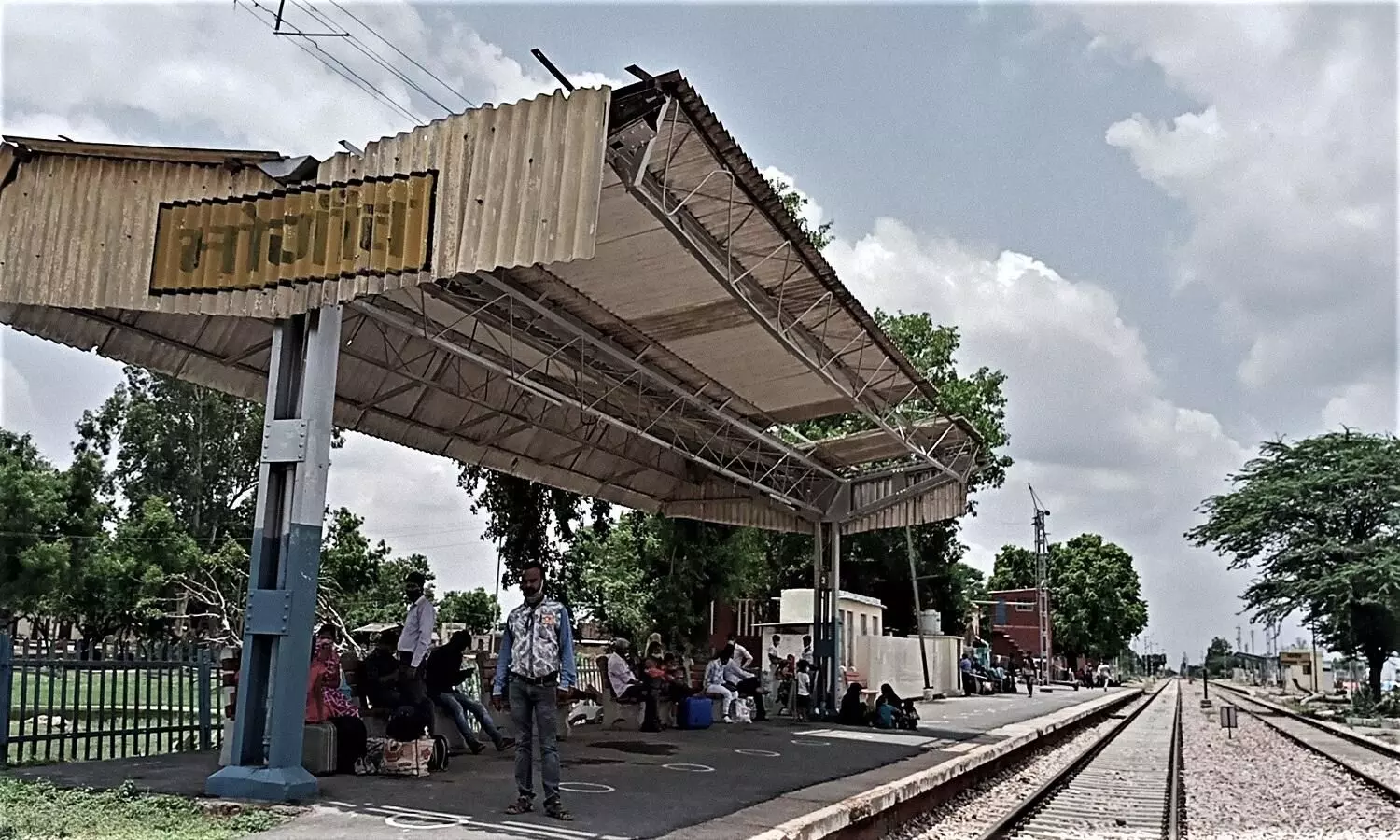 भोगांव रेलवे स्टेशन पर यात्रियों को करना पड़ा ट्रेन का इंतजार