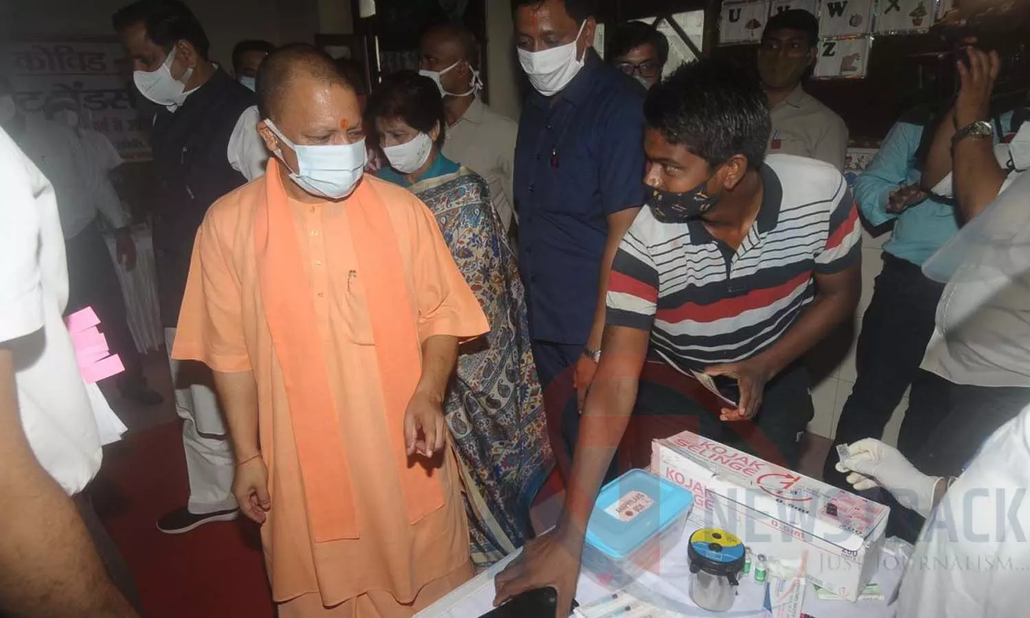CM Yogi inspected the vaccination booth