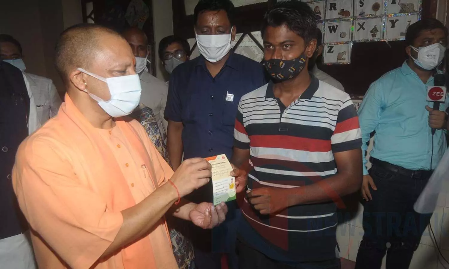 CM Yogi inspected the vaccination booth