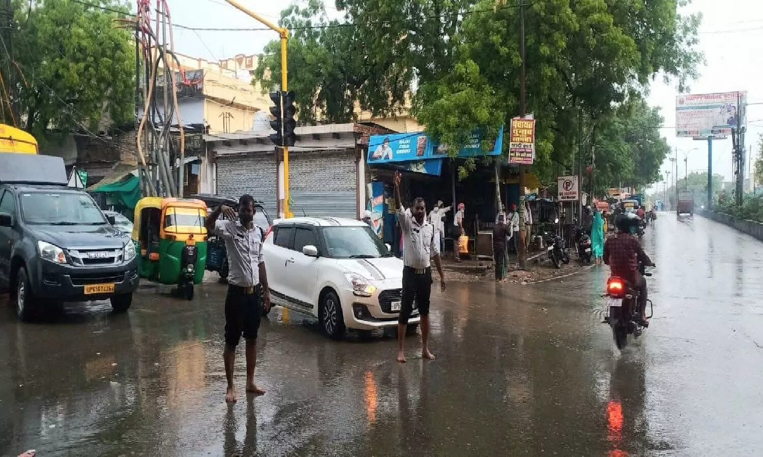 Rain In Varanasi : काशी में मानसून ने दी दस्तक, भारी बारिश के बीच मुस्तैद दिखे ट्रैफिक के जवान
