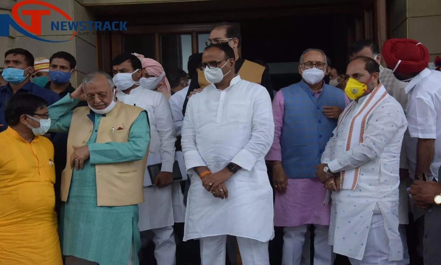 UP Cabinet Ministers Photo: कोरोना काल में पहली बार कैबिनेट मीटिंग करके बाहर आते मंत्री
