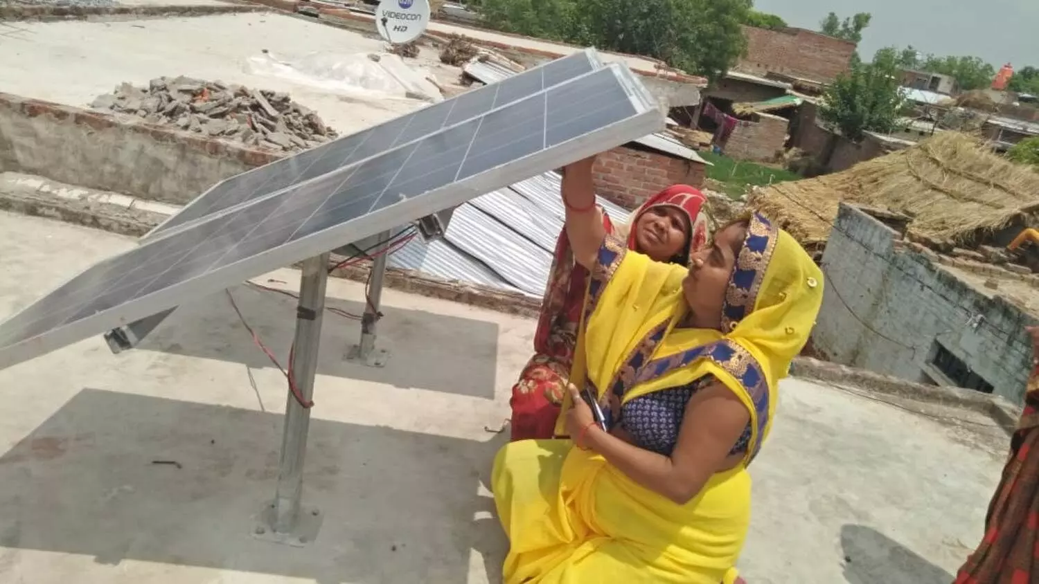 महिलाओं ने सामुदायिक शौचालय का सौर ऊर्जा से विद्युतीकरण करके कीर्तिमान बनाया