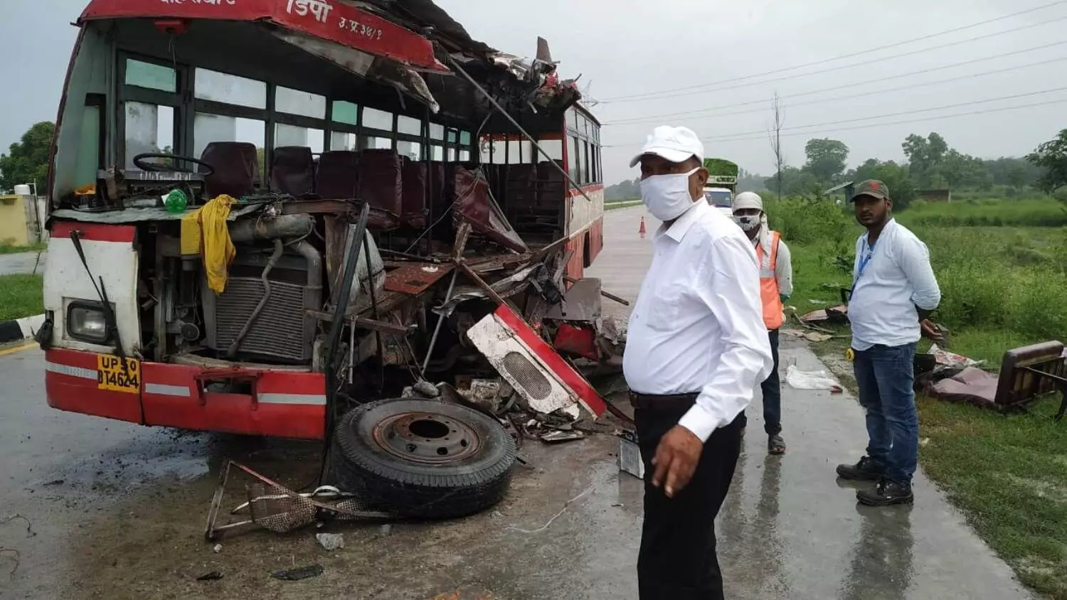 Ambedkarnagar Accident News: ट्रेलर से भिड़ी तेज रफ्तार बस, महिला की मौत