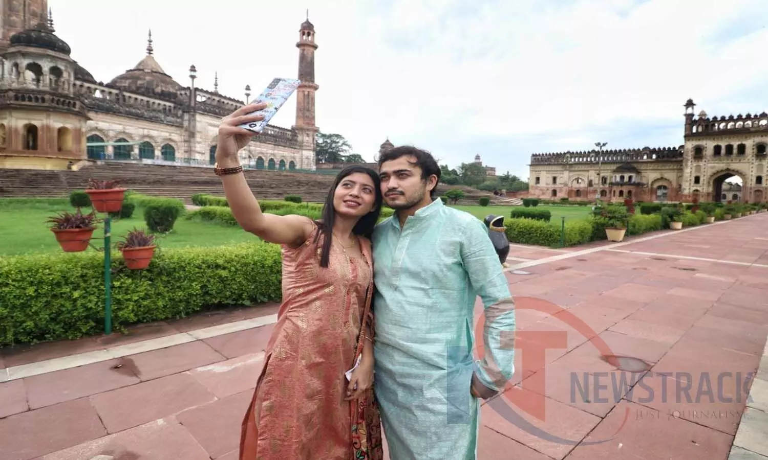 Open Imambara, large number of spectators, youth took selfie