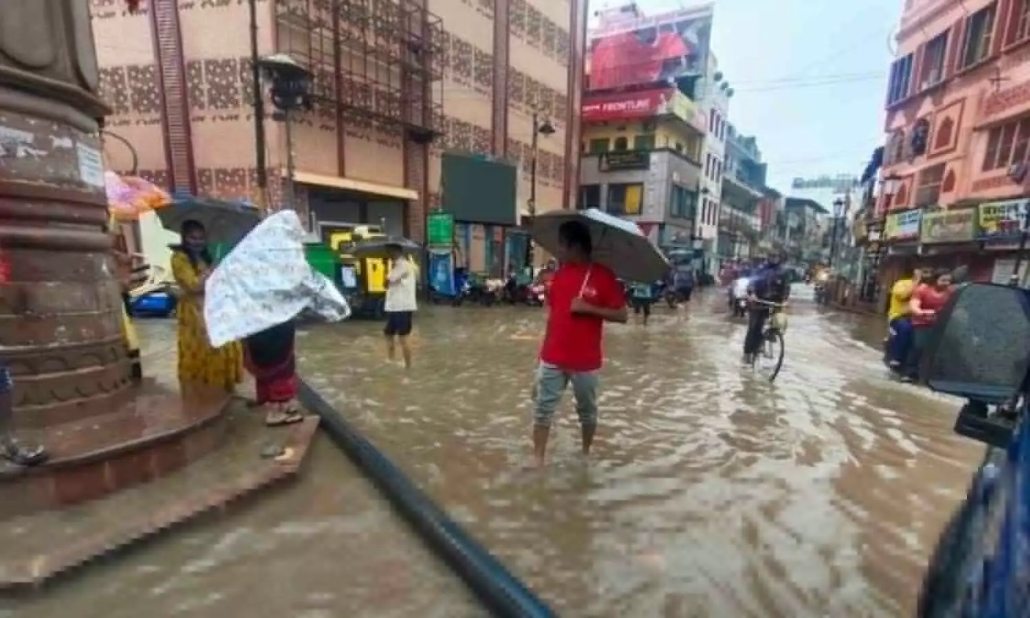 जलमग्न हुई सड़कें