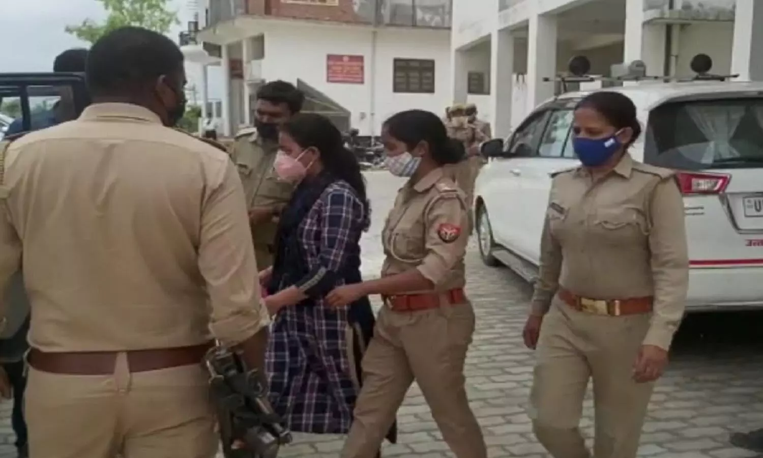 विजिलेंस टीम ने डीपीआरओ श्रेया मिश्रा को किया गिरफ्तार