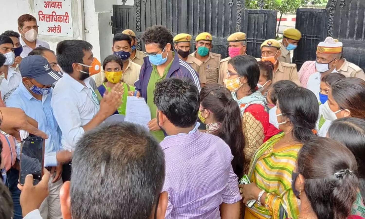 Amethi Crime News: DPRO की गिरफ्तारी के खिलाफ कर्मचारियों ने किया प्रदर्शन, सफाई कर्मचारी पर लगाए गंभीर आरोप