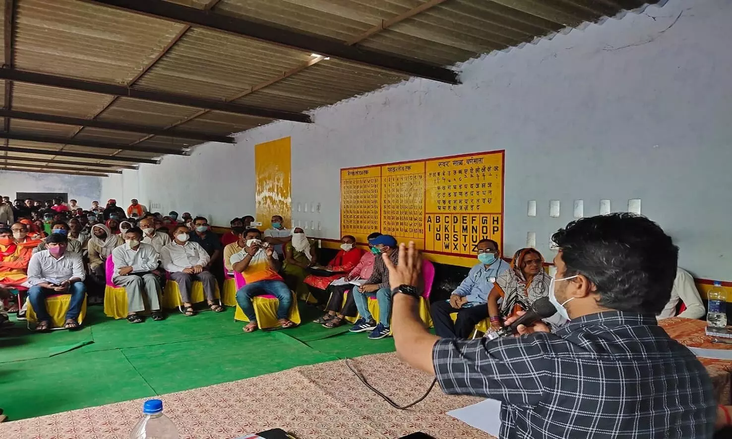 डीएम की समीक्षा बैठक में ग्रामीणों ने लगाई समस्याओ की झड़ी