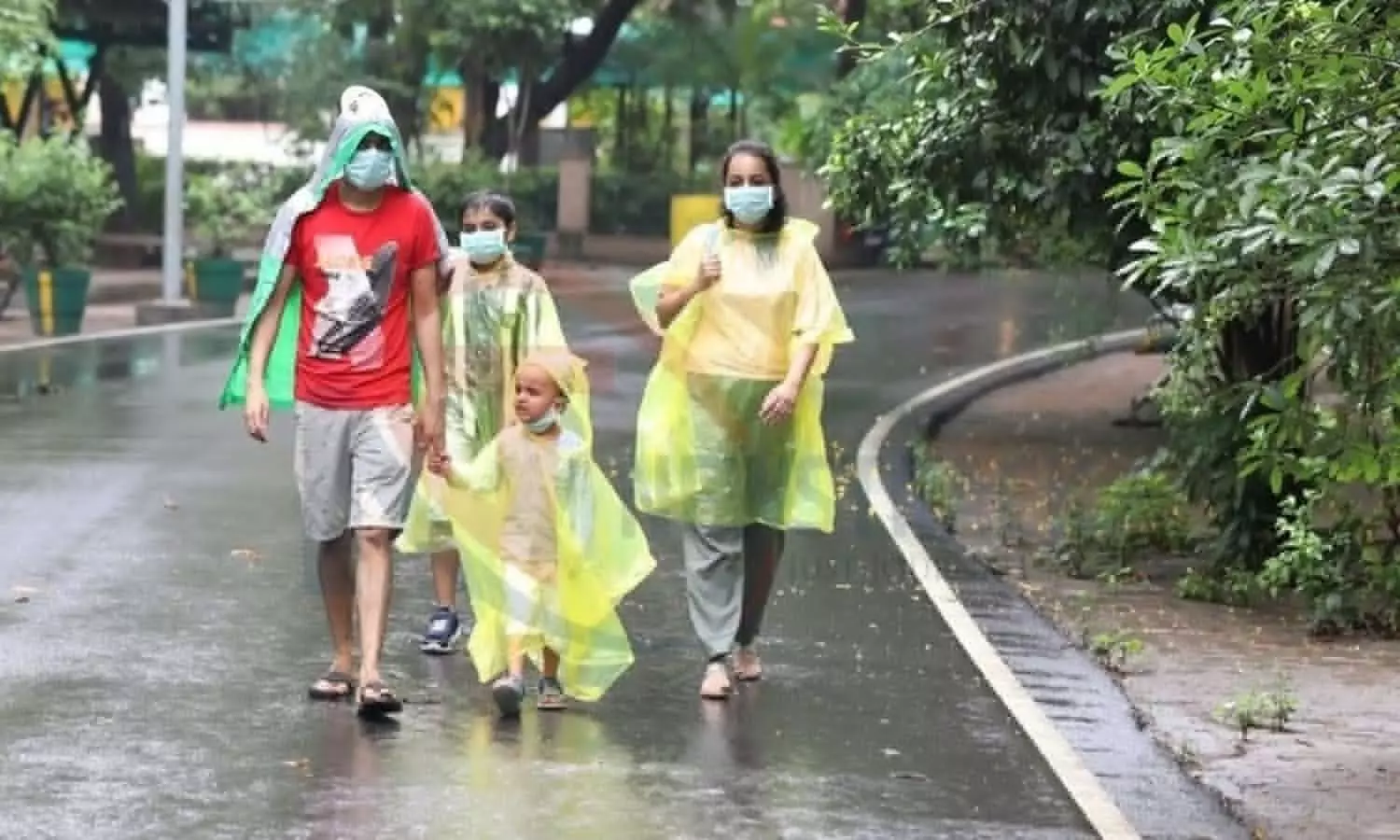 Aaj Ka Mausam: राजधानी में बारिश से  मौसम हुआ ठंडा, रिमझिम बूंदों का मज़ा लेते लोग