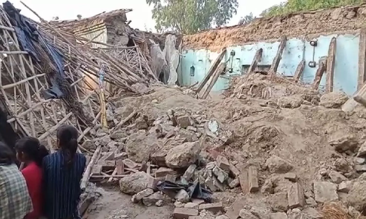 Kanpur Dehat News: बारिश में भरभराकर गिरा मकान, मलबे में दबा  परिवार, एक की मौत- कई घायल