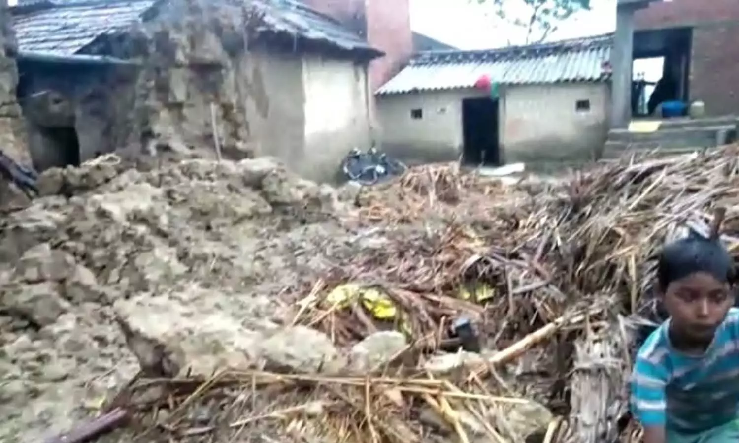 Ambedkar Nagar News: बारिश ने मचाया कोहराम, छप्पर पर दीवार गिरने से मासूम की दर्दनाक मौत