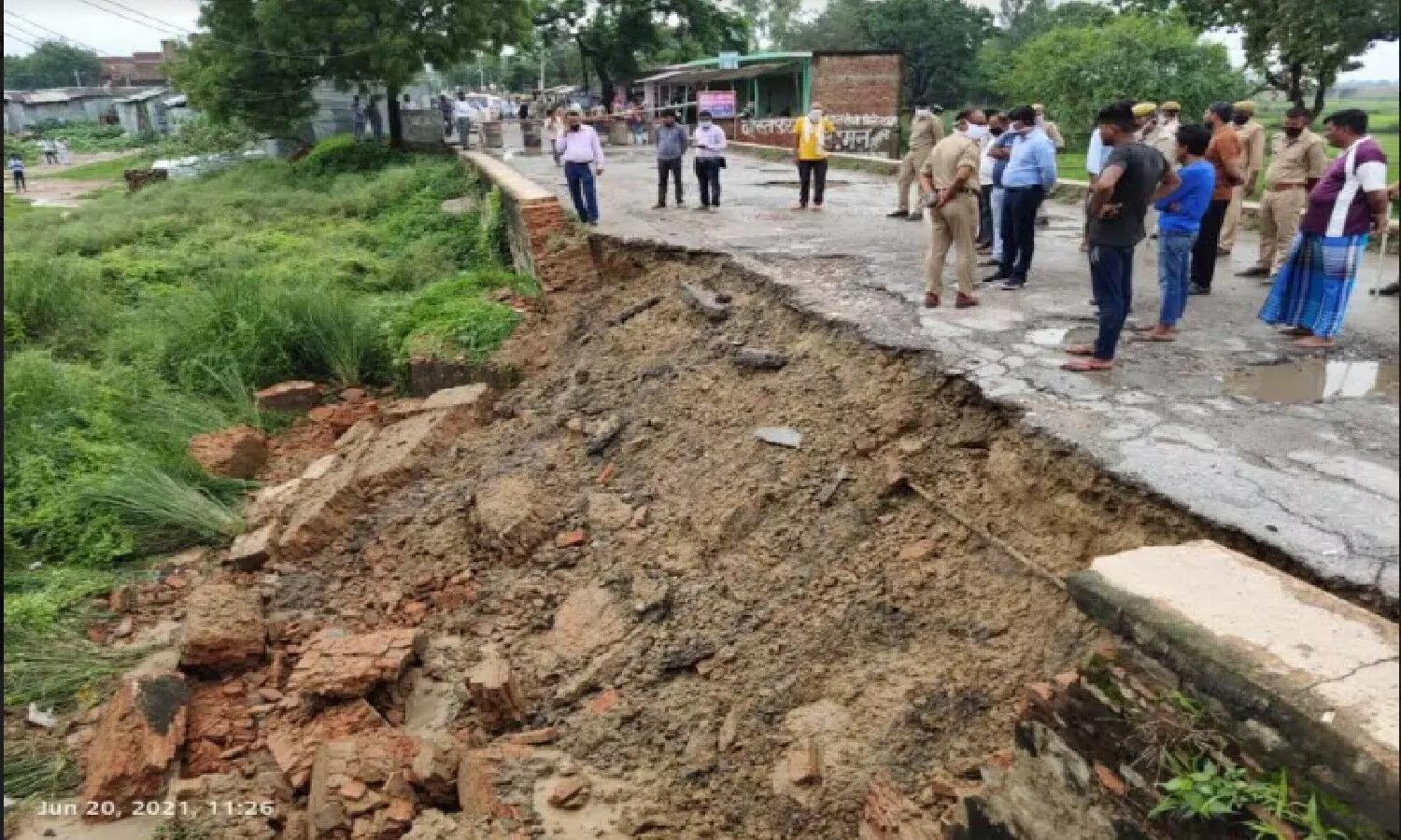 The wall of the access road of the royal bridge collapsed on the border of the district, traffic was disrupted