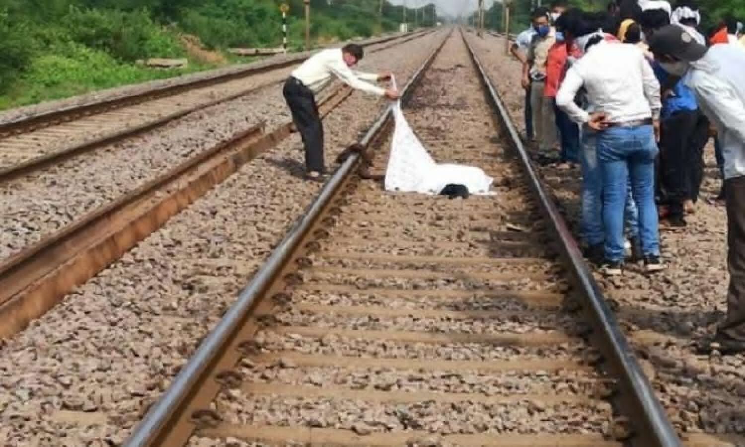 Jhansi Crime News Two Youths Committed Suicide Train Jhansi Mustara Railway Station Jhansi Crime News ट र न स कटकर द य वक क म त पत न क ल ए ल ख स स इड न ट News Track