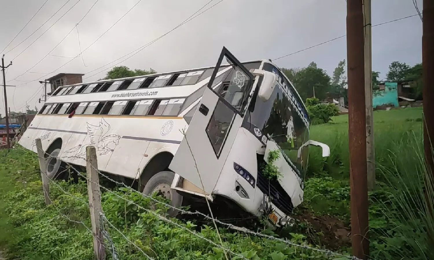 Gonda Bus Accident News: बिहार से पंजाब जा रही डबल डेकर बस पलटी, हादसे में 70 यात्री बचे बाल-बाल