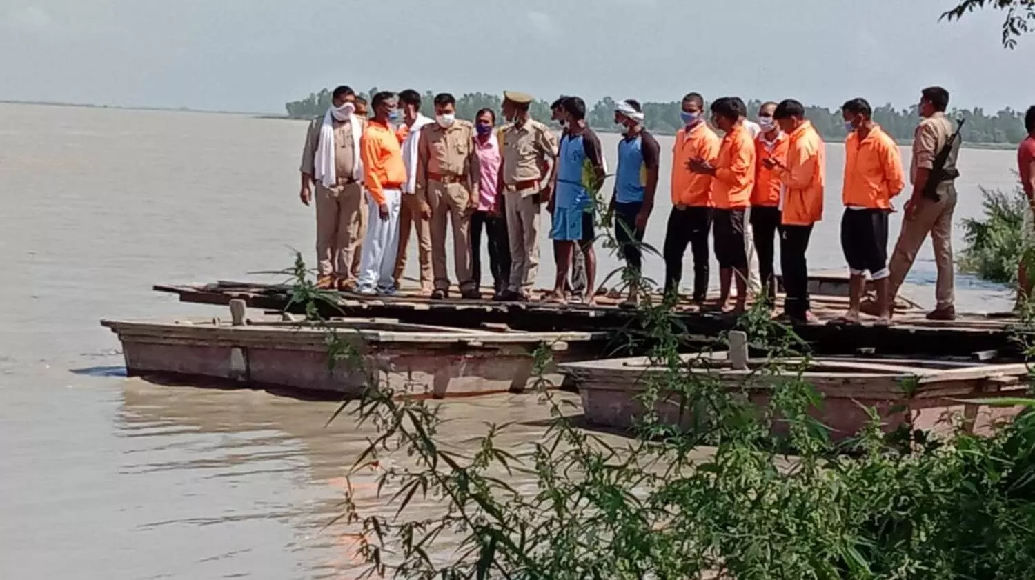 Bijnor flood News: बाढ़ से परेशान हैं किसान तो पशुओं के सामने चारे का संकट