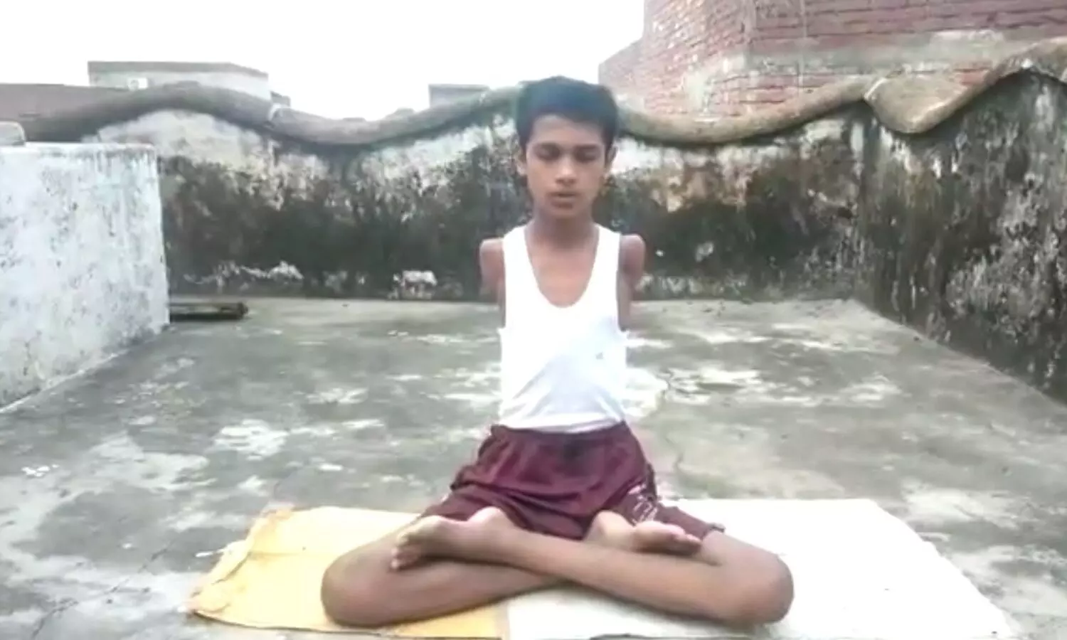 Kannauj Yoga Day News: दिव्यांग किशोर ने समझायी योग की महत्ता, Yoga Video Viral
