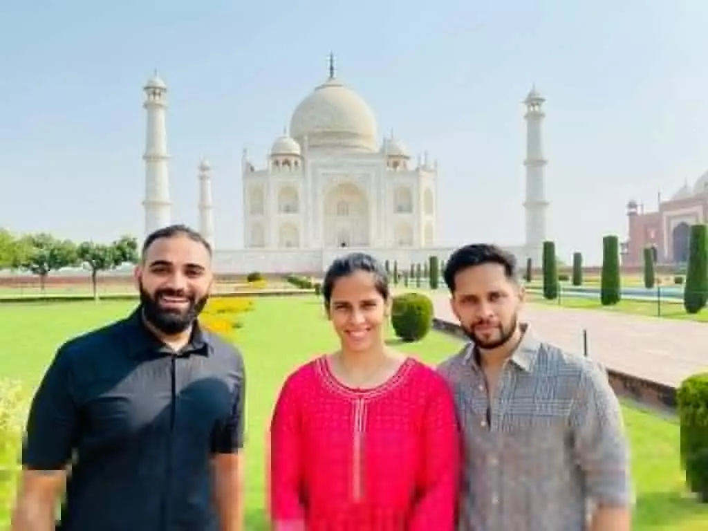 Agra: साइन नेहवाल ने पति और परिवार के साथ ताजमहल का किया दीदार, फैंस के साथ खिंचवाई फोटो