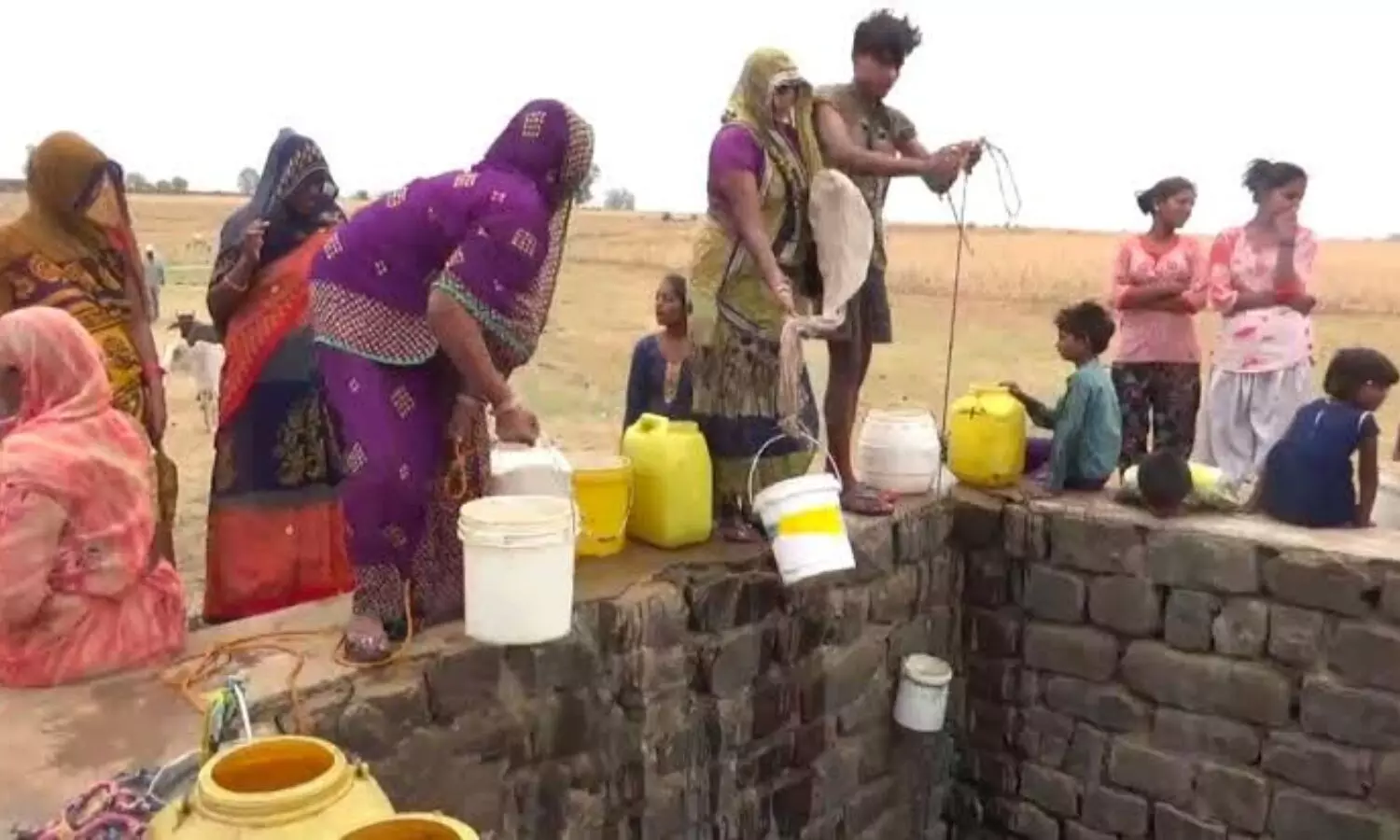 Chitrakoot Water Crisis: गगरी न फूटे चाहे खसम मर जाये