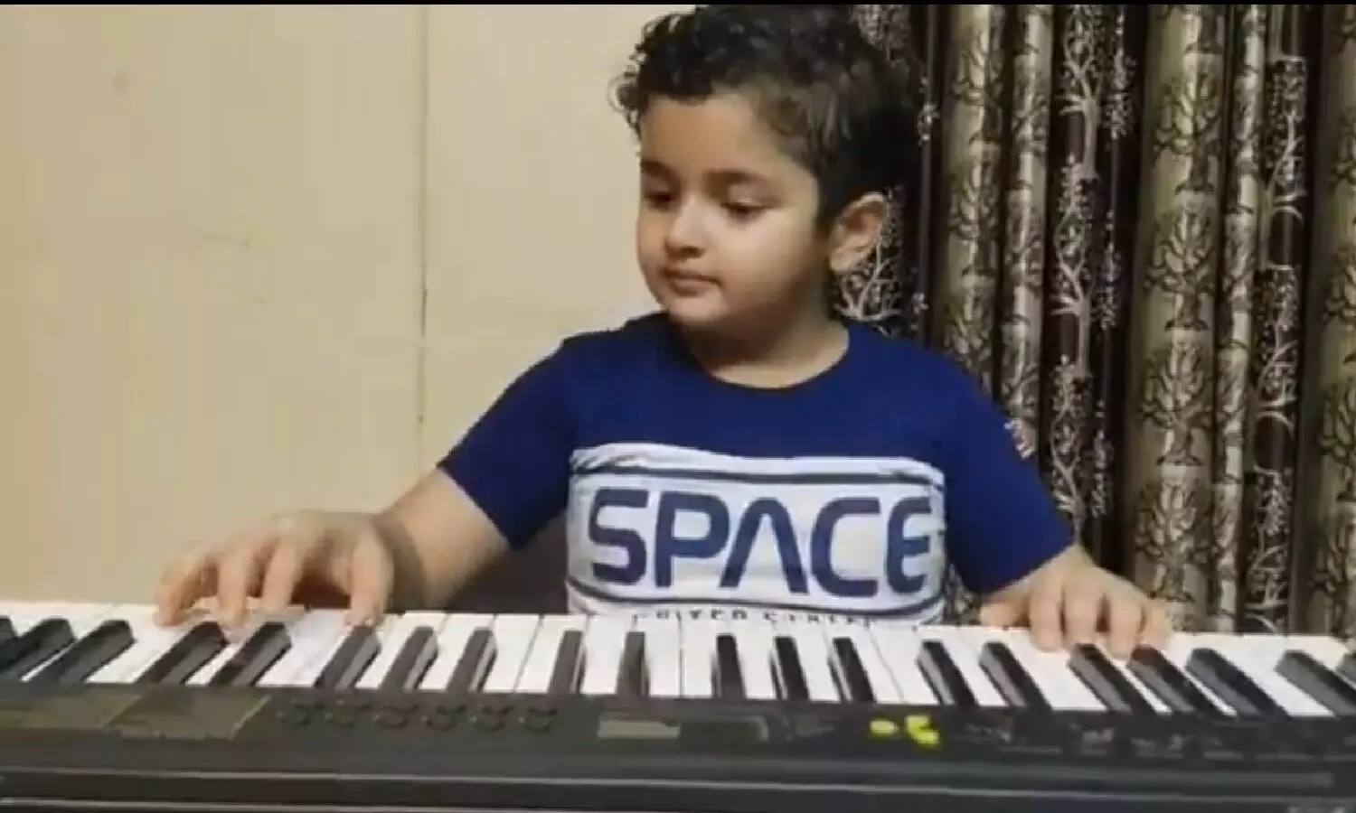Atharva Singh These days a video of a small child is becoming increasingly viral on social media.
