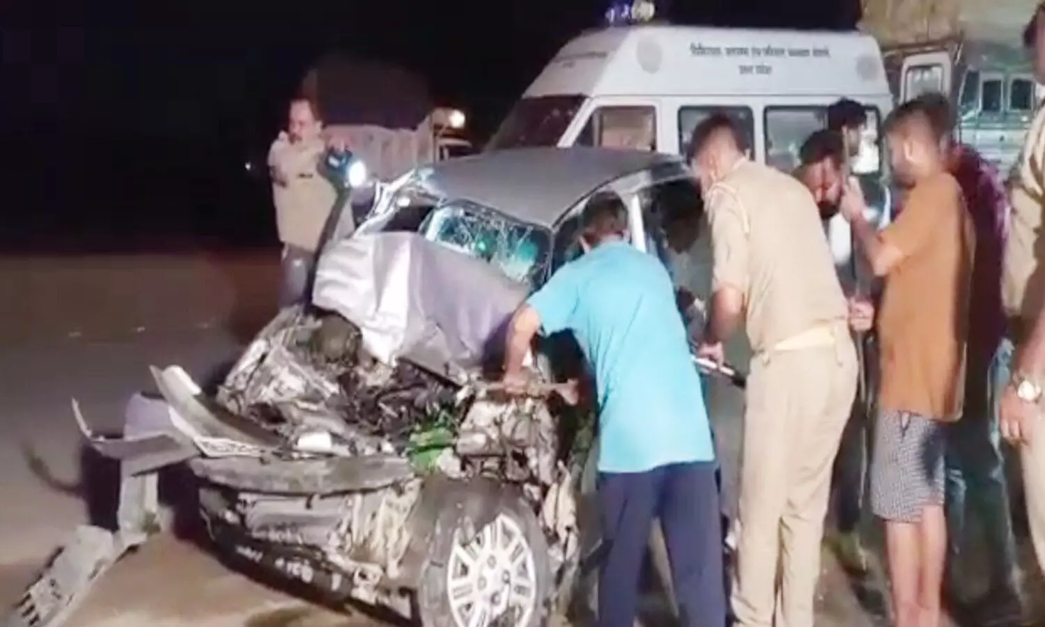 Rampur Car Accident: शाहजहांपुर से दिल्ली जा रही कार खड़ी ट्रक में भिड़ी, मौके पर एक की मौत