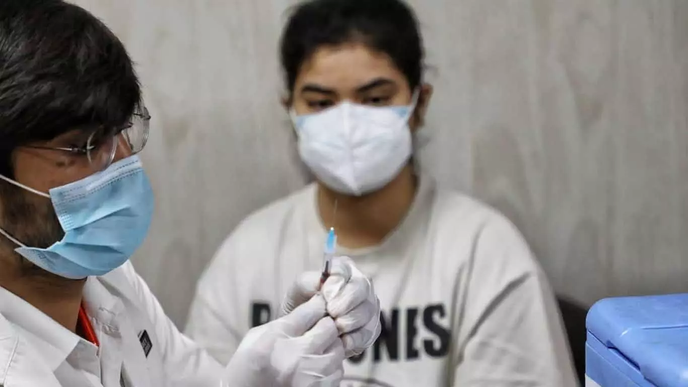 Corona Vaccine: कोविशील्ड लेने के बाद लोगों में दिखी ये दुर्लभ बीमारी, भारत में मिले इतने केस
