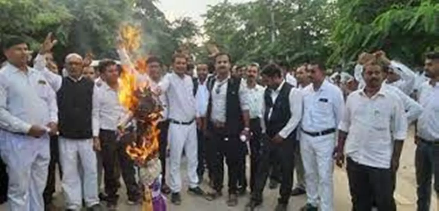 Agra News: अधिवक्ताओं ने पुलिस के खिलाफ किया जोरदार प्रदर्शन, फूंका पुतला