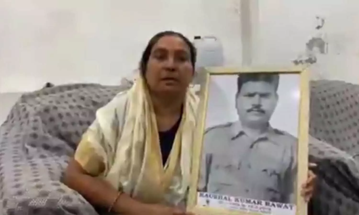 Agra News: पुलवामा हमले में शहीद हुए जवान की पत्नी ने PM व CM योगी से लगाई गुहार, कहा- अब तक नहीं मिली आर्थिक मदद