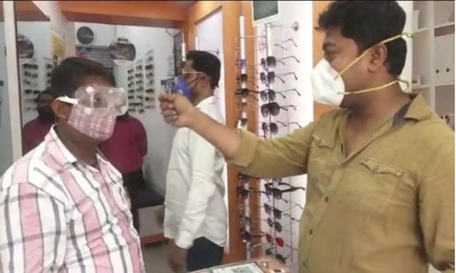 Prayagraj News: फंगस का खौफ, लोगों में बढ़ी चश्मे की डिमांड