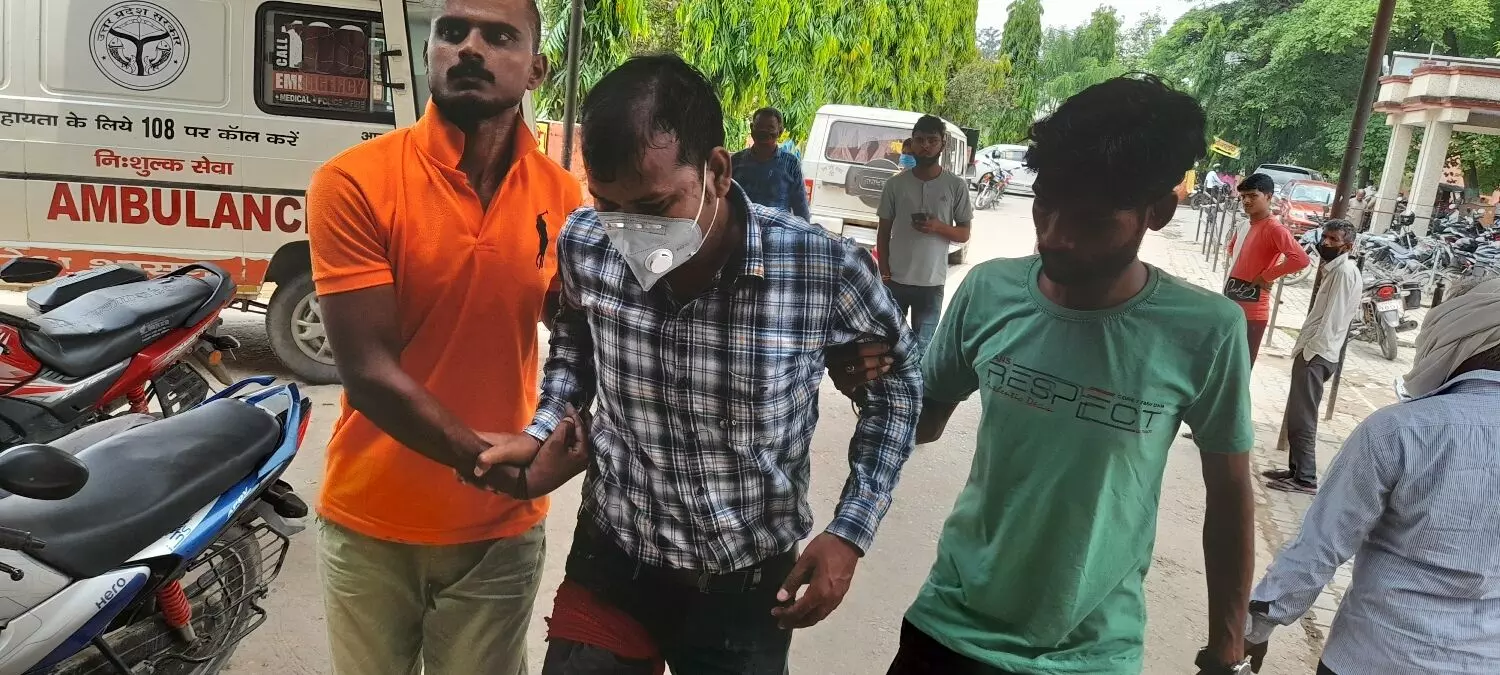 Ambedkarnagar Crime News: बदमाशों ने कोरियर सर्विस कर्मचारी को मारी गोली, लूट की घटना को दिया अंजाम