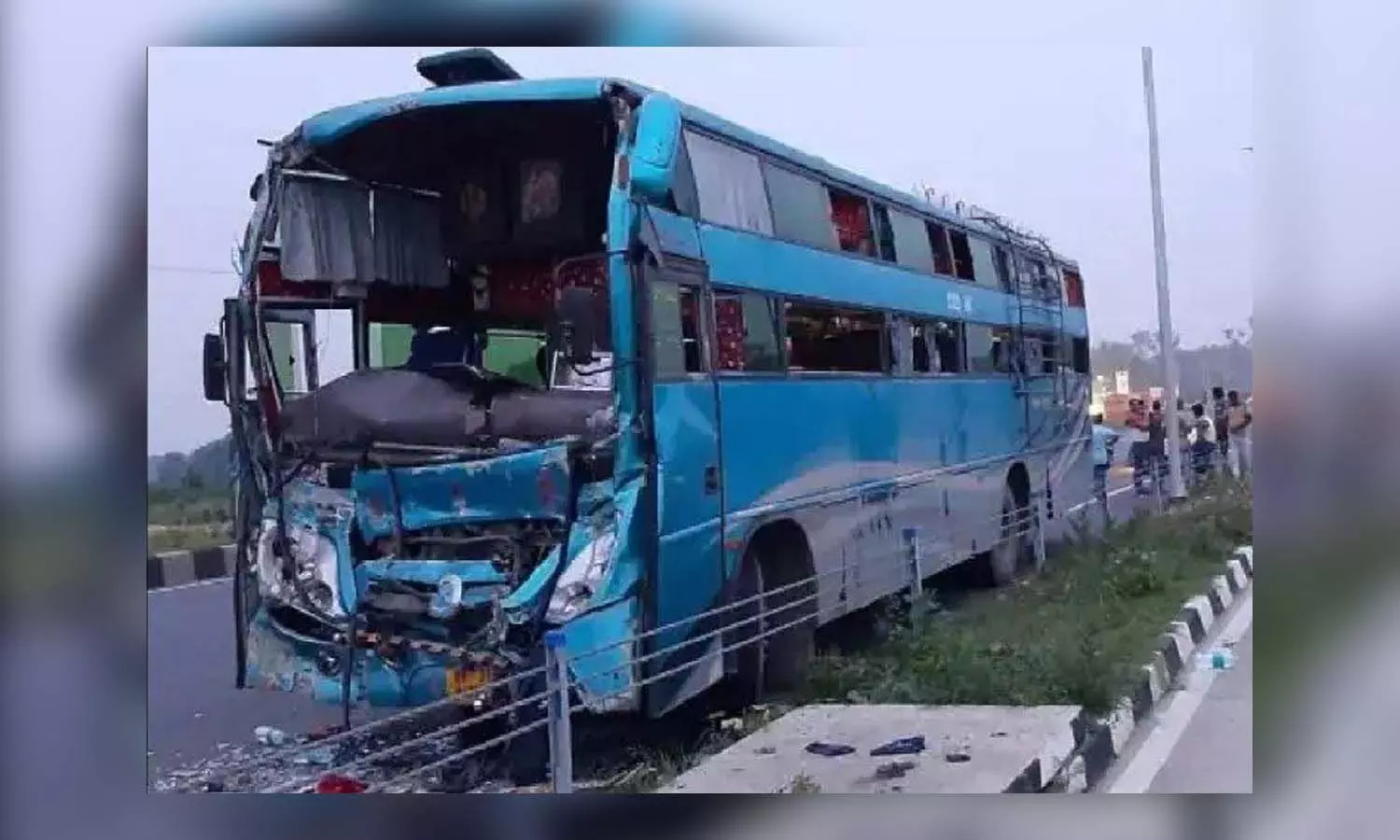 Bus hit hard in truck, serious injuries to 30 passengers