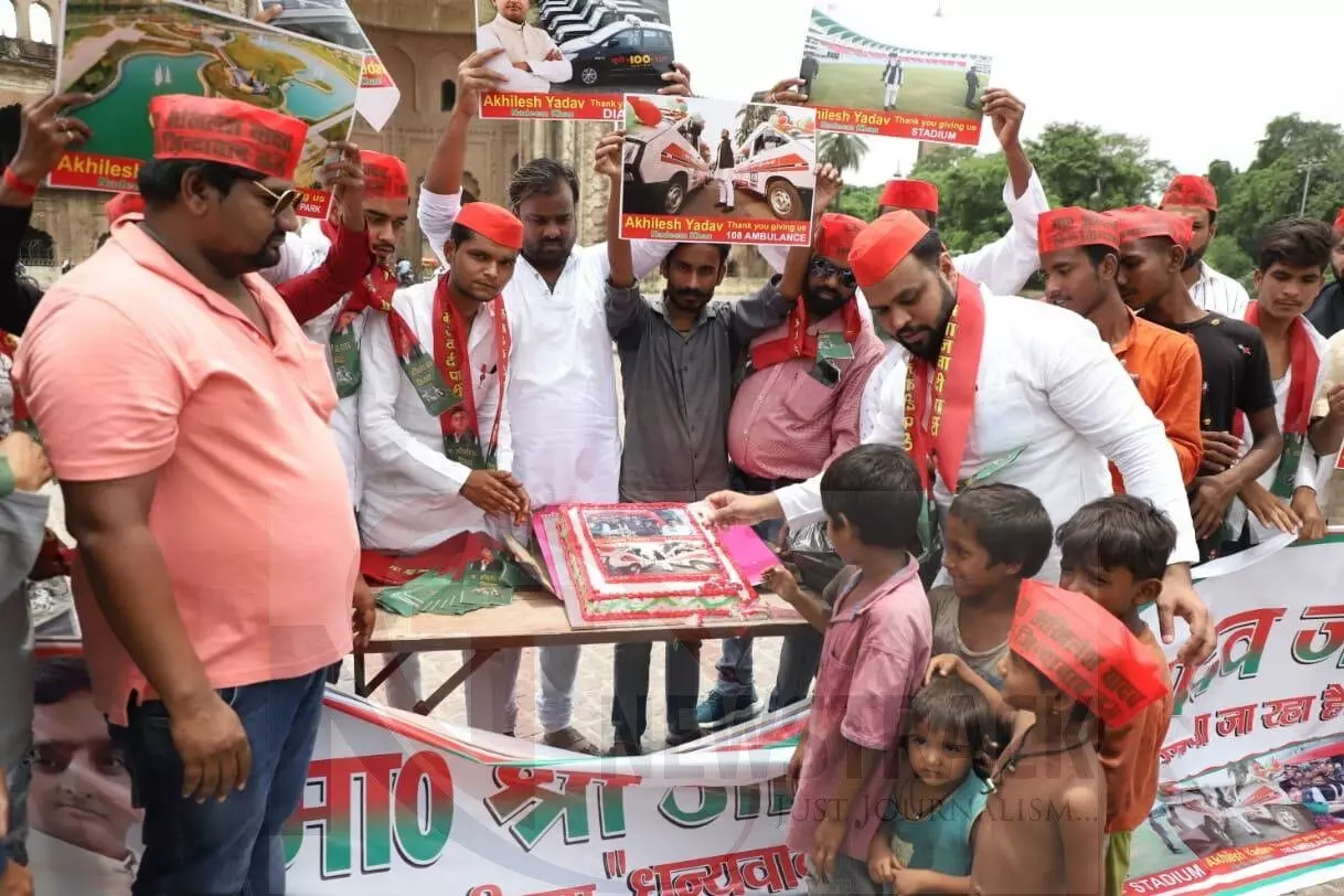 sp workers  giving cake to poor children