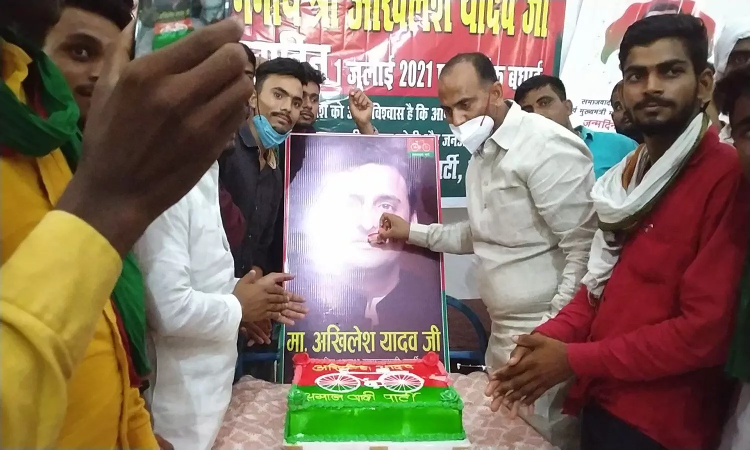 चंदौली जिलें में कुछ इस तरह मनाया गया अखिलेश यादव का जन्मदिन,    कार्यकर्ताओं ने भगवान से मांगी ऐसी मन्नत