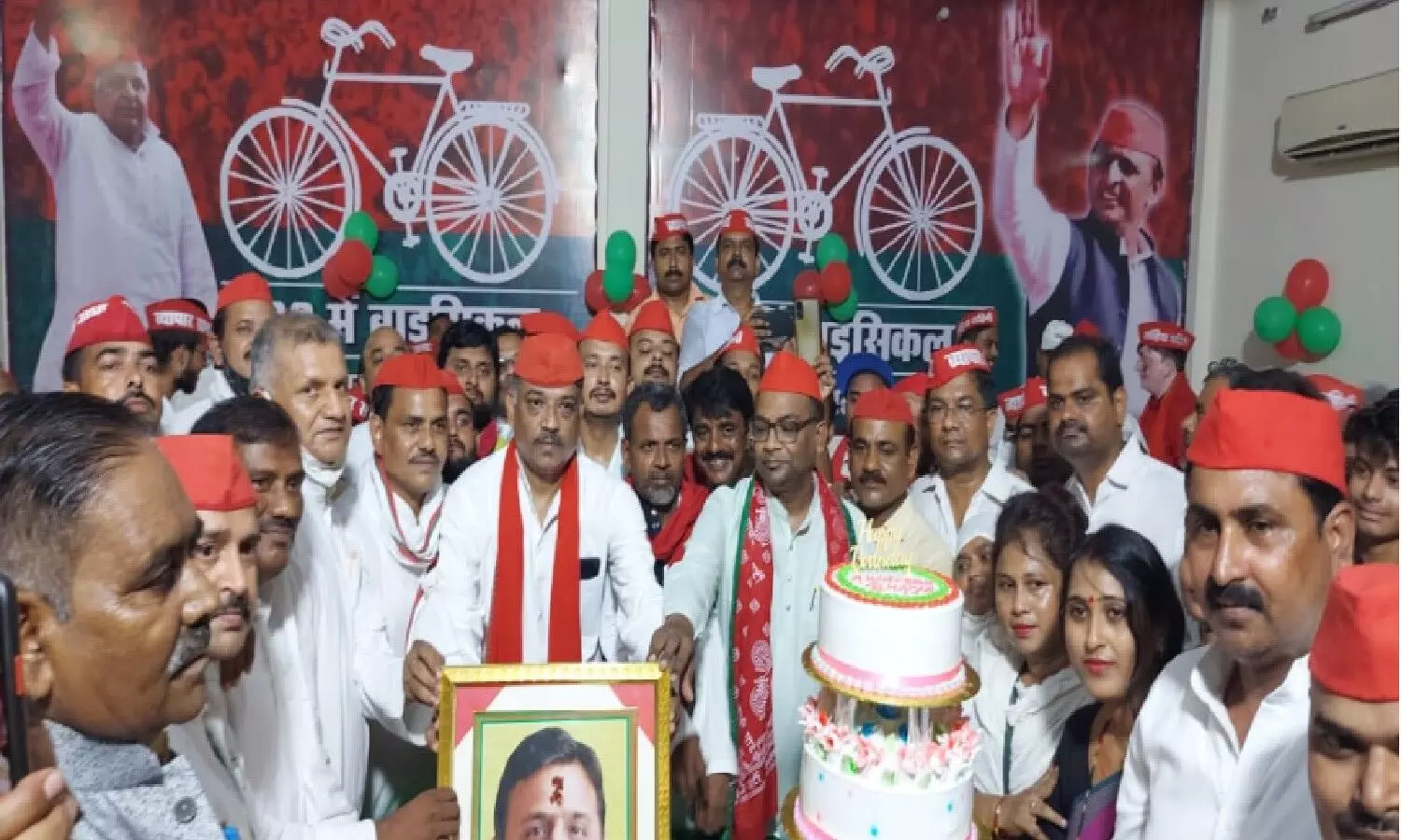 Akhilesh Yadav Birthday: सपा राष्ट्रीय अध्यक्ष अखिलेश यादव की जन्मदिन में जमकर उठाई कोरोना गाइडलाइन की धज्जियां