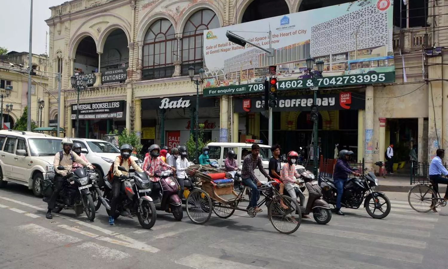 Lucknow: यातायात नियमों का पालन न करने वाले यात्रियों के कटे चालान