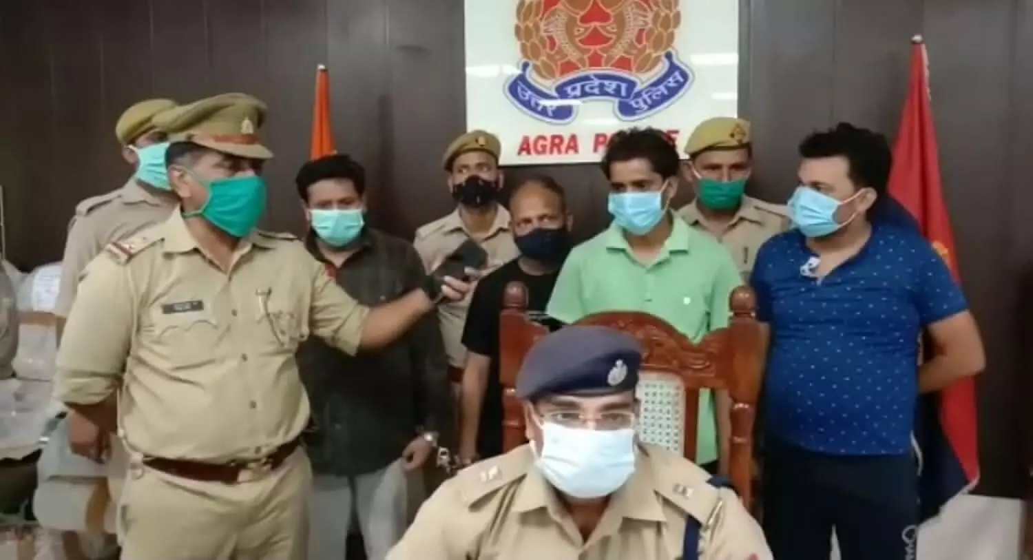 Agra News: पुलिस ने गाड़ियों के फर्जी खरीद-फरोख्त गिरोह का किया भंडाफोड़