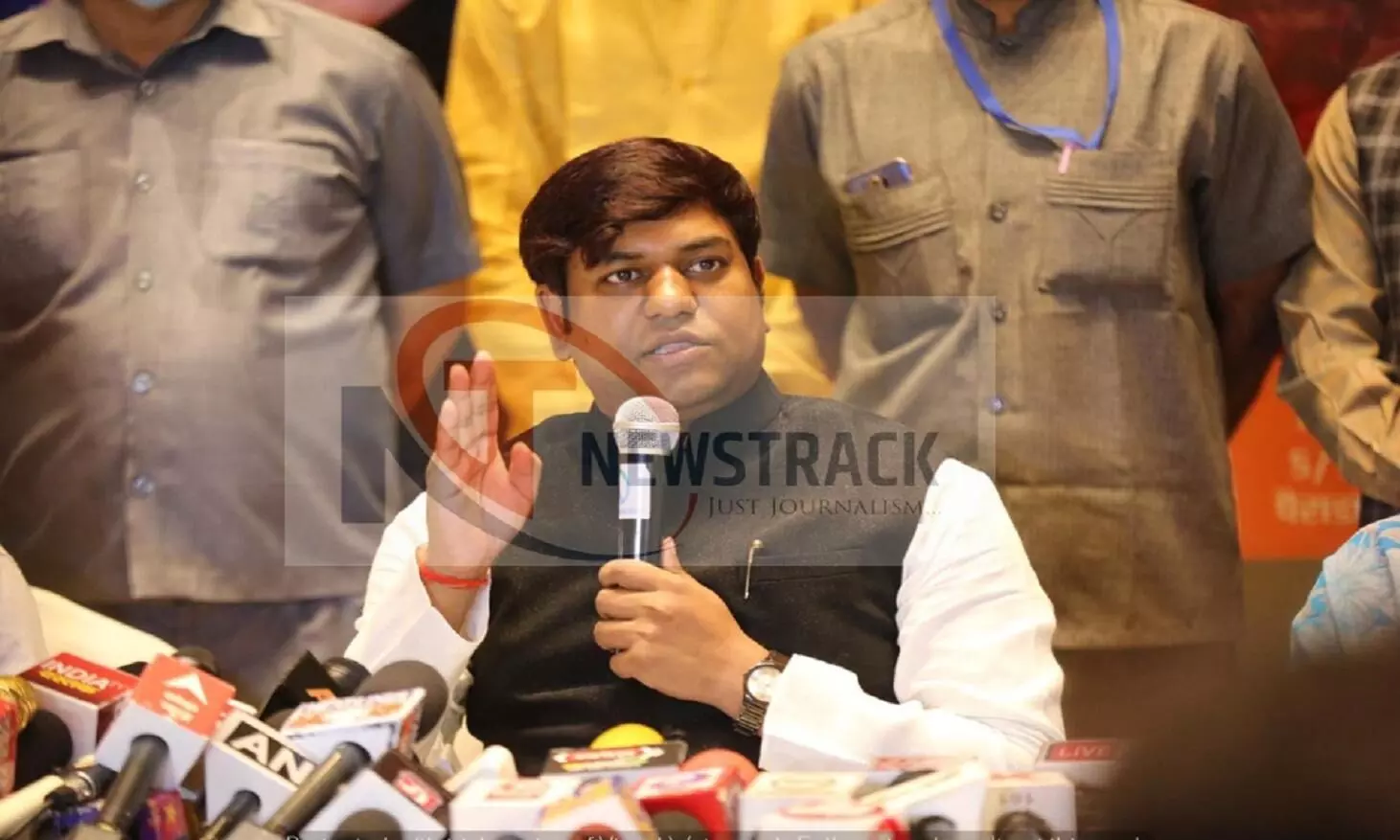 बिहार पार्टी के मंत्री मुकेश सहनी ने लखनऊ में की प्रेसवार्ता