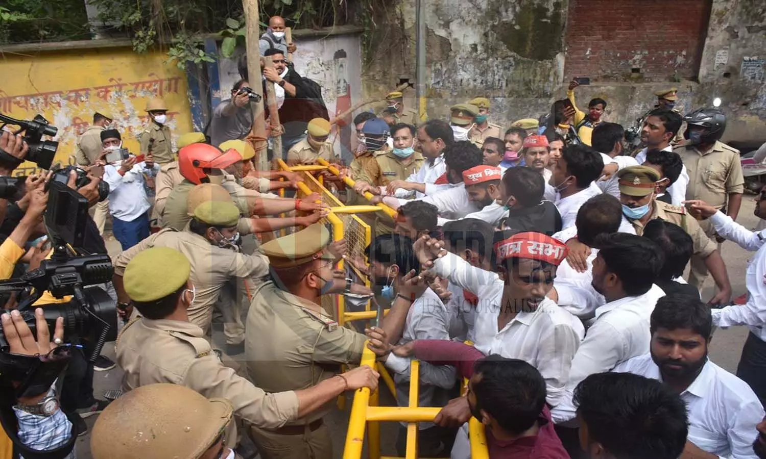 Lucknow: सपा ने लगाया पंचायत चुनाव की वोटिंग के दौरान धांधली का आरोप, जमकर किया हंगामा