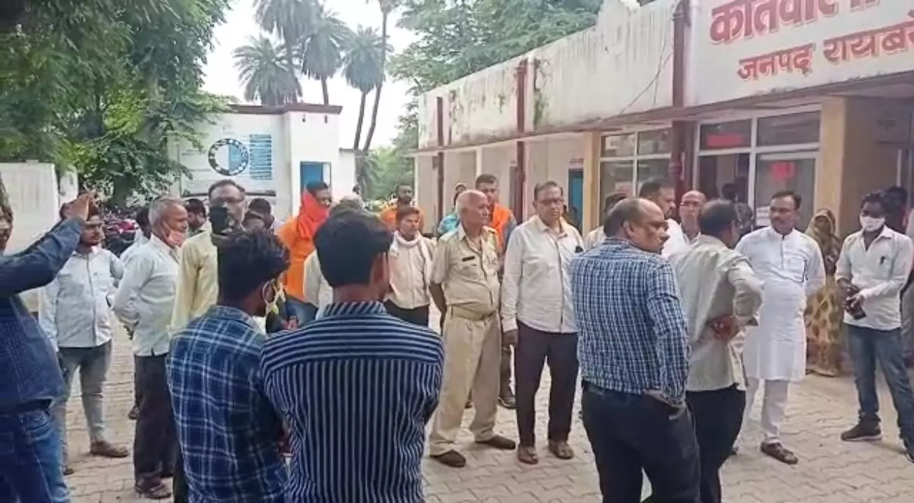 Raebareli News: बूथ अध्यक्ष की थाने में पिटाई से भड़के भाजपाई, कोतवाली का किया घेराव