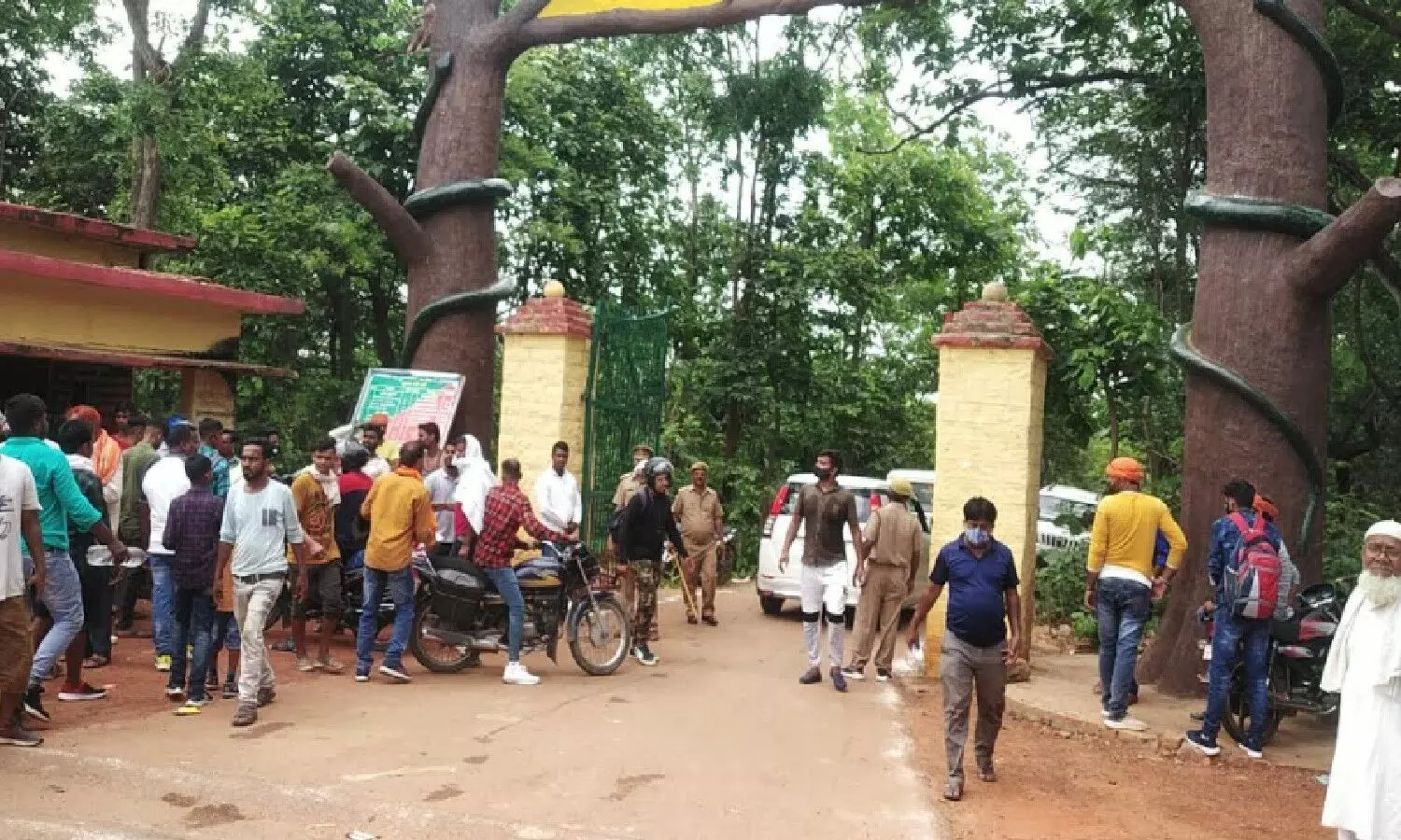 huge crowd at the Rajdari Falls, a tourist place in Chandauli district. Had to face a lot of difficulties.