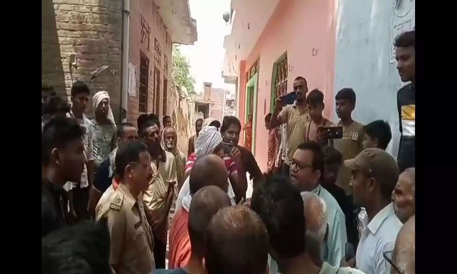 Fatehpur News: बिजली चेकिंग करने गए विजिलेंस इंस्पेक्टर सहित चेकिंग टीम को ग्रामीणों ने बनाया बंधक, केस दर्ज