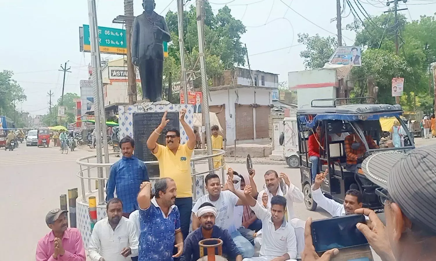 फतेहपुर  में कांग्रेस कार्यकर्ता मोदी सरकार के खिलाफ नारेबाजी करते हुए