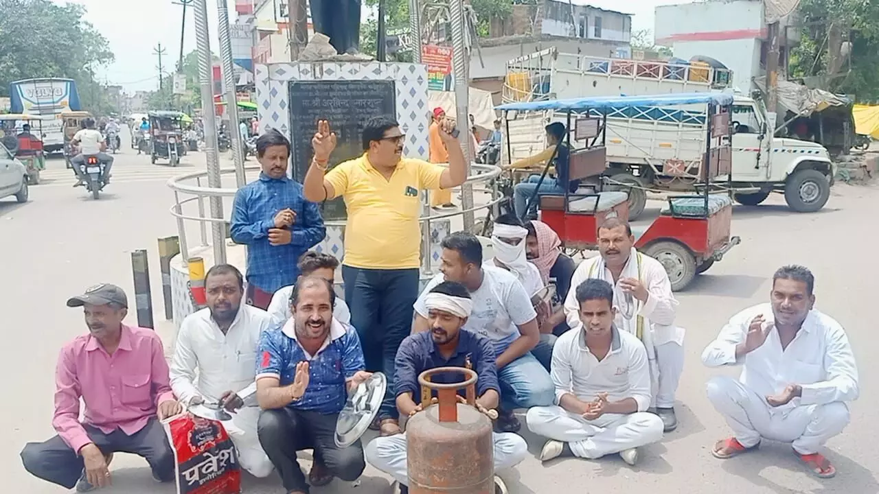 फतेहपुर  में कांग्रेस कार्यकर्ता मोदी सरकार के खिलाफ नारेबाजी करते हुए