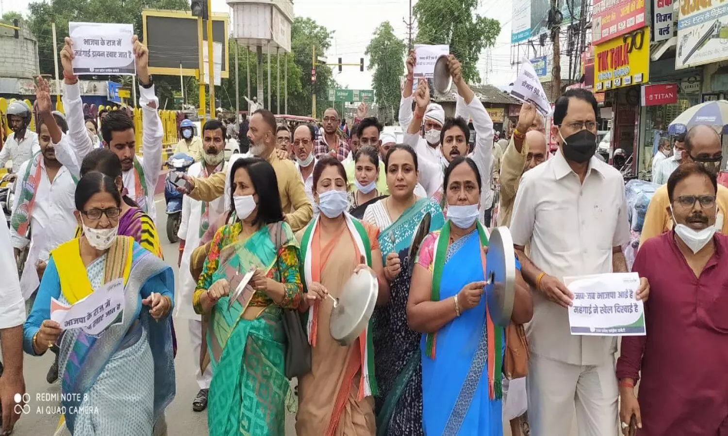 गोरखपुर  में काग्रेस के नेता महंगाई का विरोध करती हुई