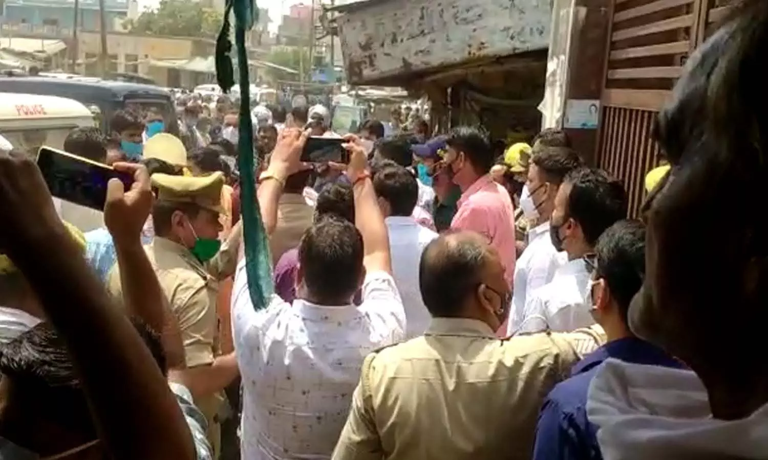 UP Block Pramukh Election: फतेहपुर में नामांकन के दौरान बवाल, SP-BJP कार्यकर्ताओं में जमकर मारपीट