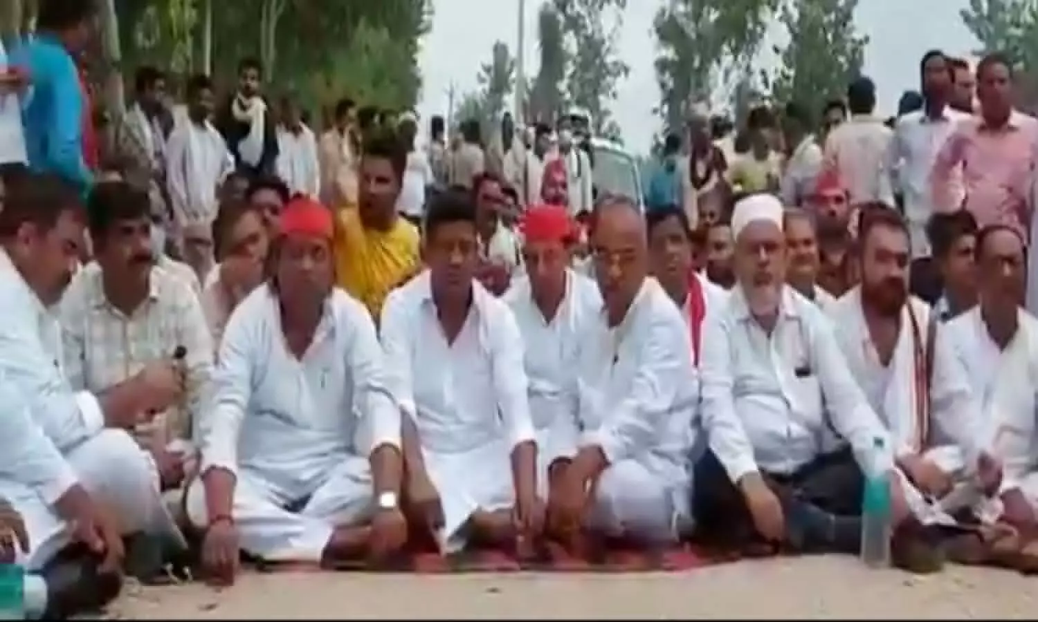 Bareilly, the leaders of the Samajwadi Party have sat on a dharna alleging that the nomination