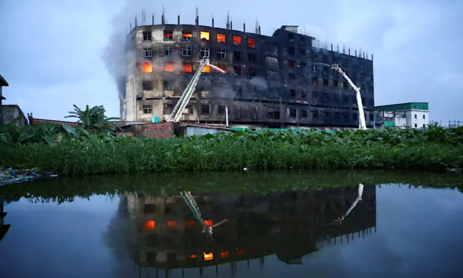 बांग्लादेश :  फैक्ट्री में लगी भीषण आग, 52 लोगों की दर्दनाक मौत, दर्जनों घायल