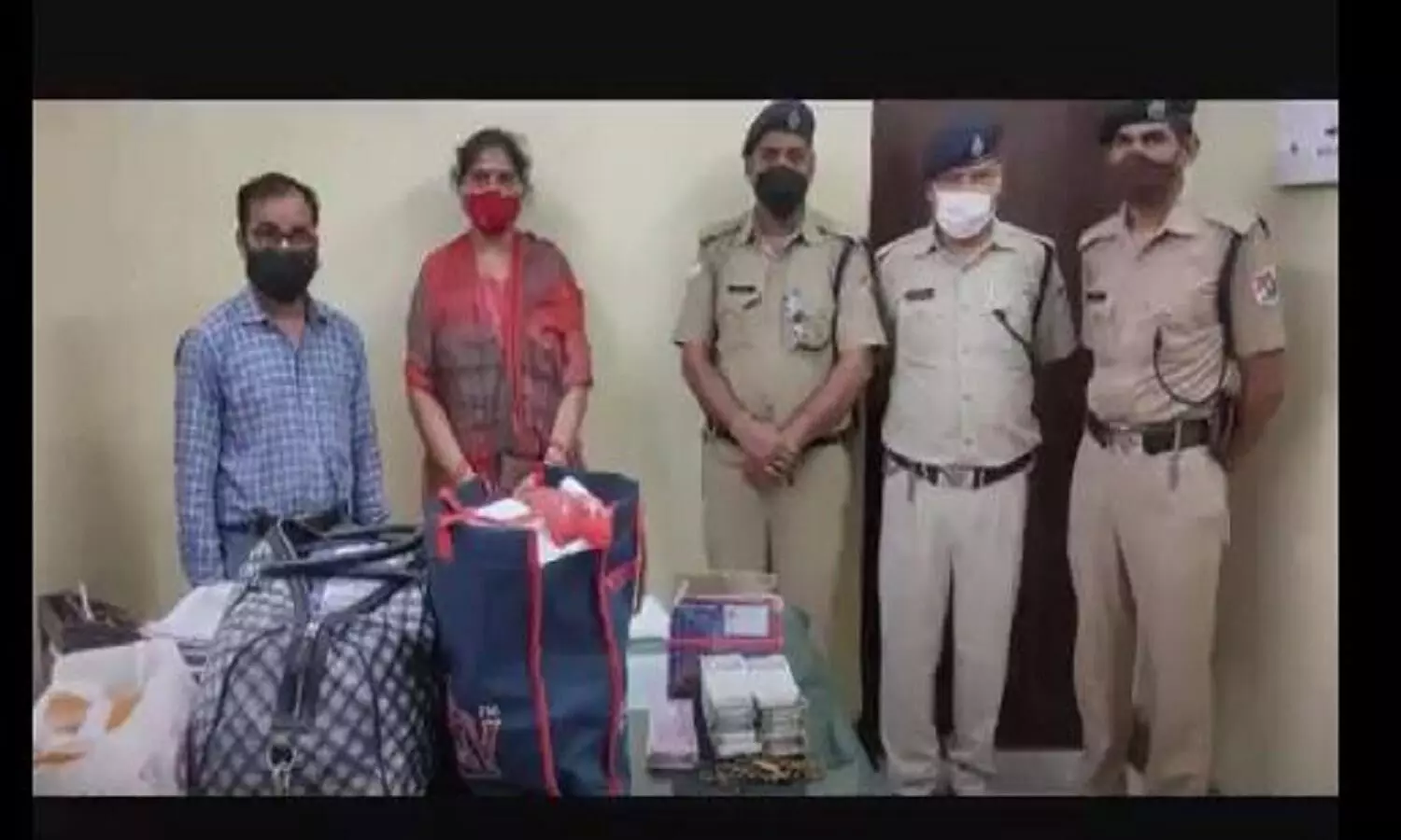 लाख रुपए से भरा बैग आरपीएफ ने महिला को सुपुर्द किया