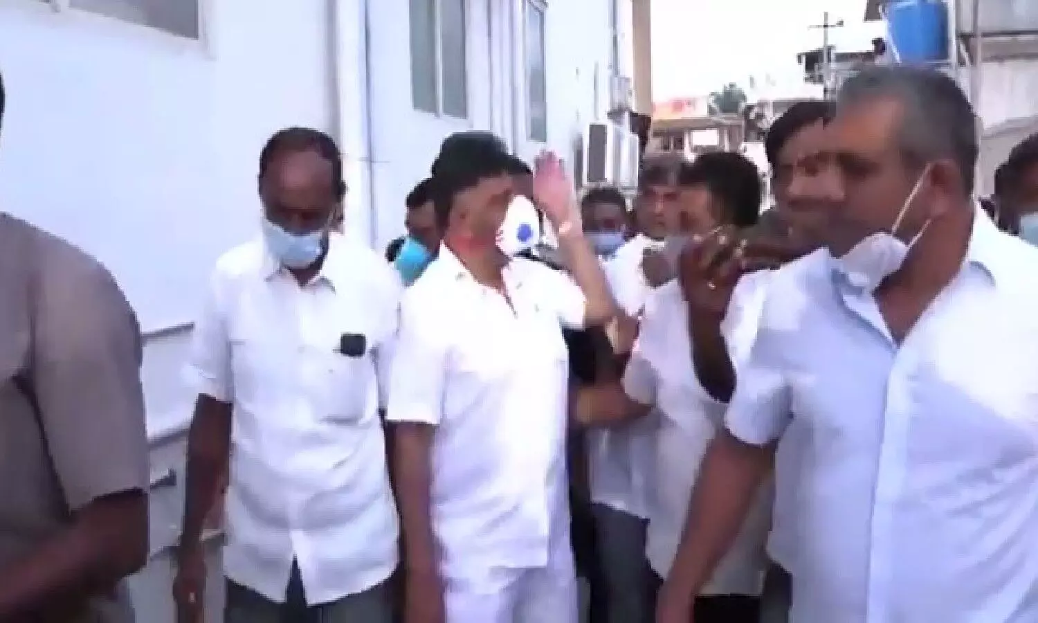 कांग्रेस के प्रमुख डीके शिवकुमार ने समर्थक को जड़ा थप्पड़, कंधे पर हाथ रखने की कर रहा था कोशिश, वीडियो वायरल